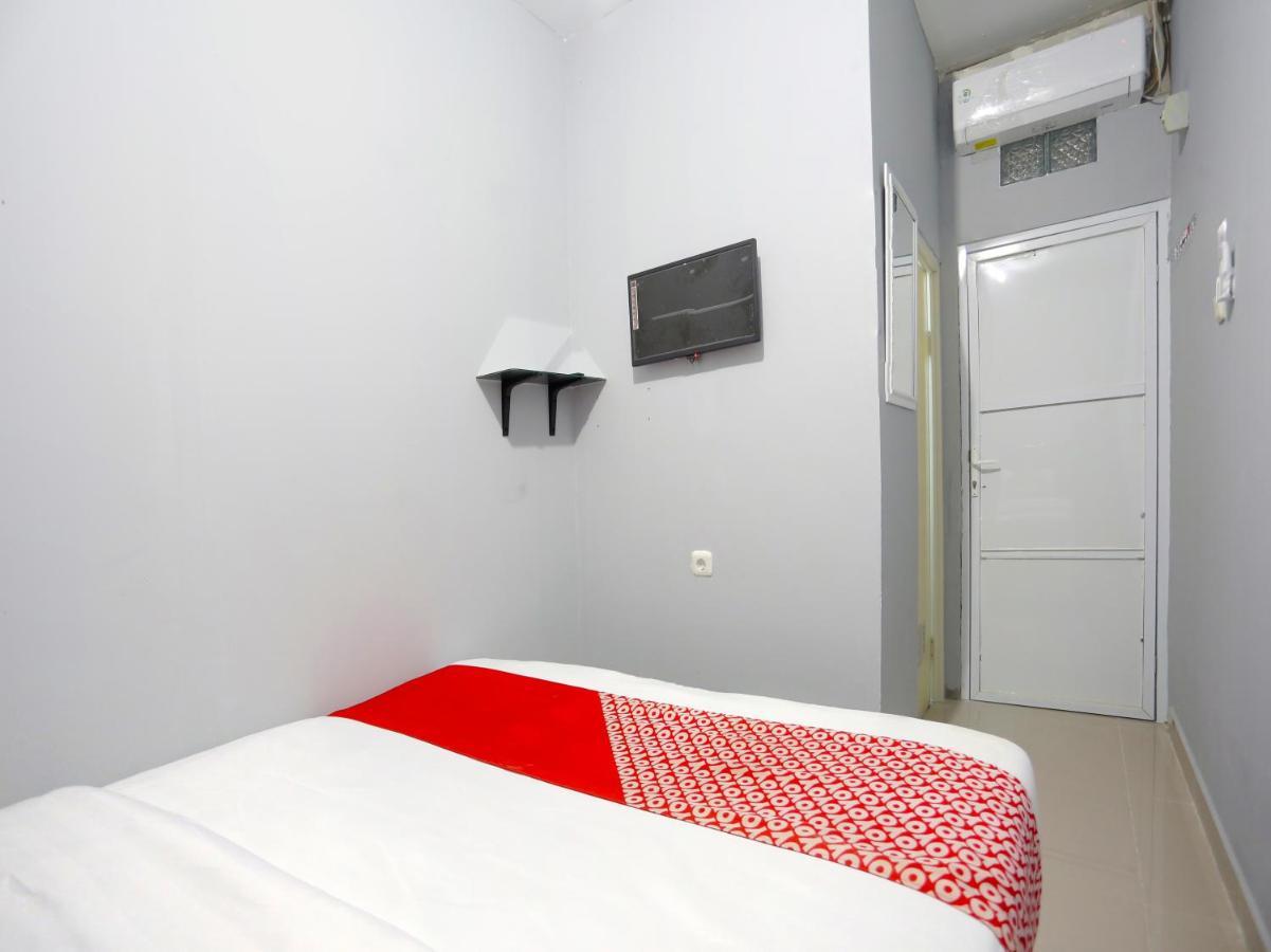 Oyo 90848 J&B Rooms Bekasi Pulokendal Exterior photo