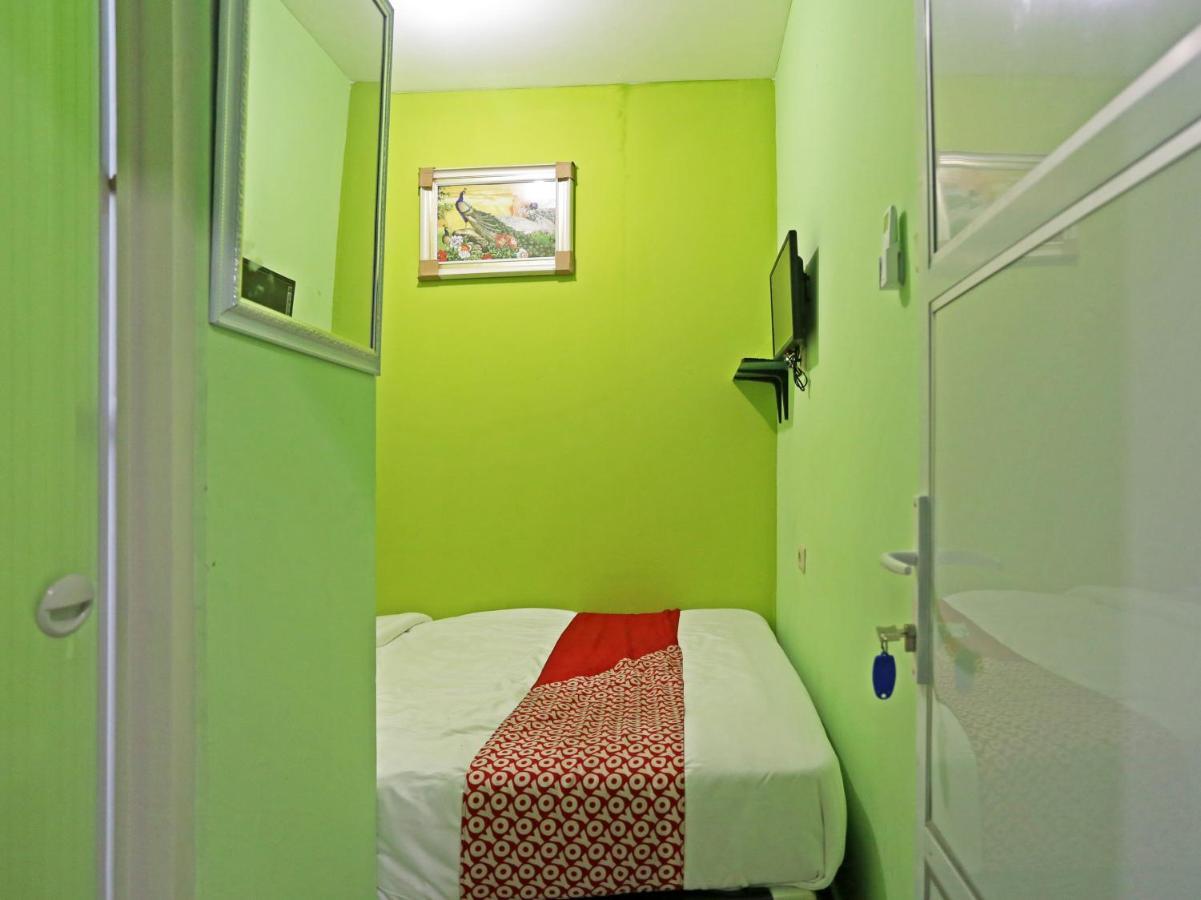 Oyo 90848 J&B Rooms Bekasi Pulokendal Exterior photo